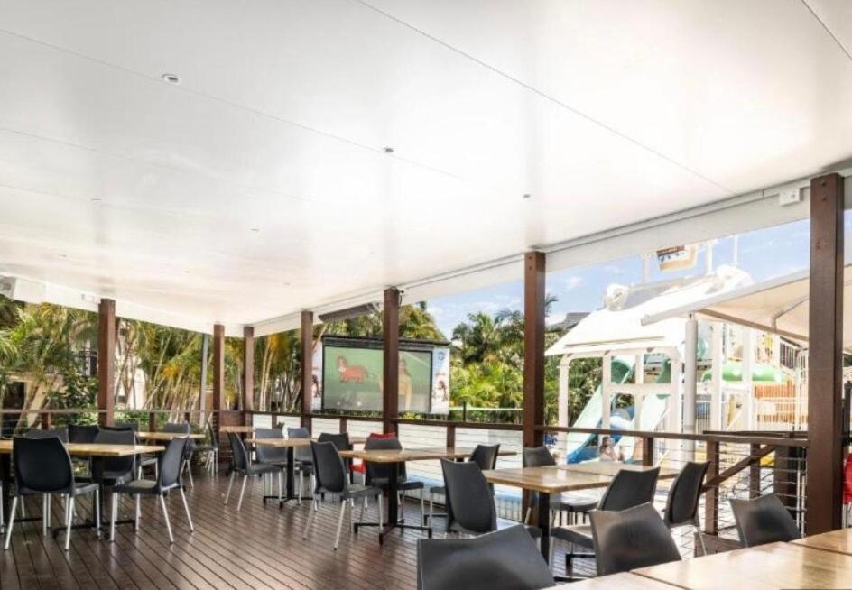 Apartment Ultimate Getaway Pools, Waterslides And Steps From The *
