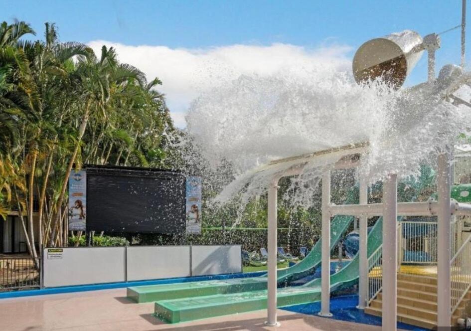 Apartment Ultimate Getaway Pools, Waterslides And Steps From The *