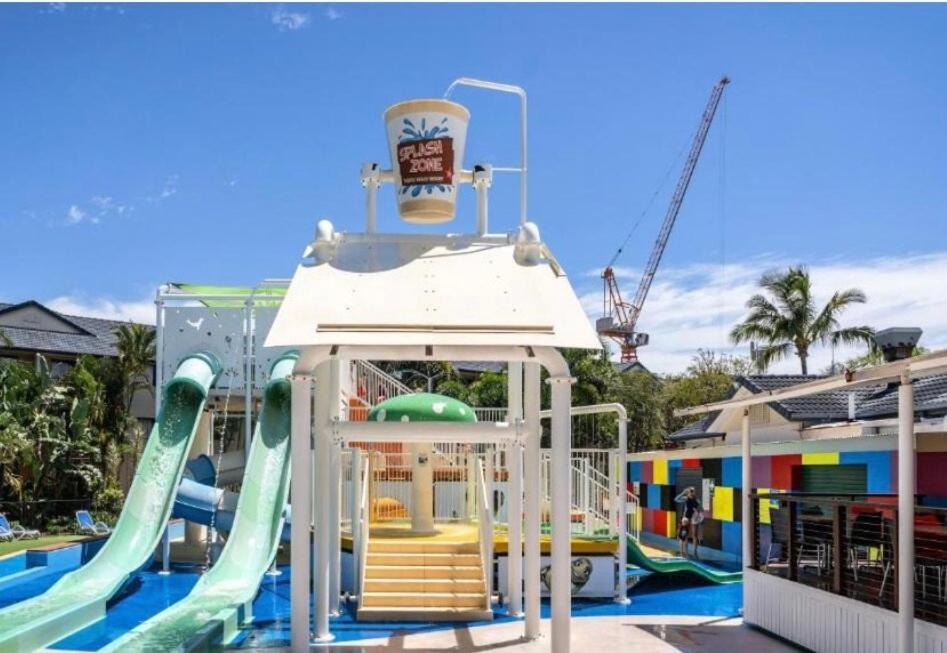 Ultimate Getaway Pools, Waterslides And Steps From The Apartment *